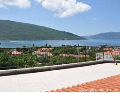 Appartamenti Blagojevic, alloggi privati a Kumbor, Montenegro - Pogled